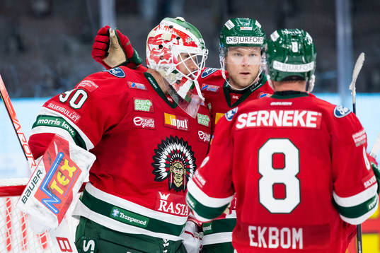 Frölundas målvakt Matthew Tomkins jublar ihop med