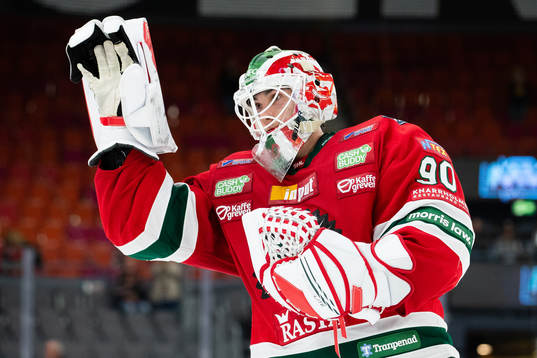 Frölundas målvakt Matthew Tomkins jublar och tackar