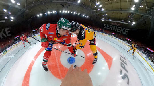 Domare Mikael Sjöqvist släpper pucken vid tekning mellan