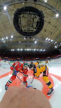 Domare Mikael Sjöqvist släpper pucken vid tekning mellan