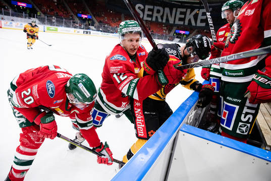 Frölundas Joel Lundqvist och Max Friberg mot Luleås Linus