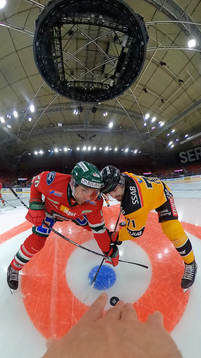 Domare Mikael Sjöqvist släpper pucken vid tekning mellan