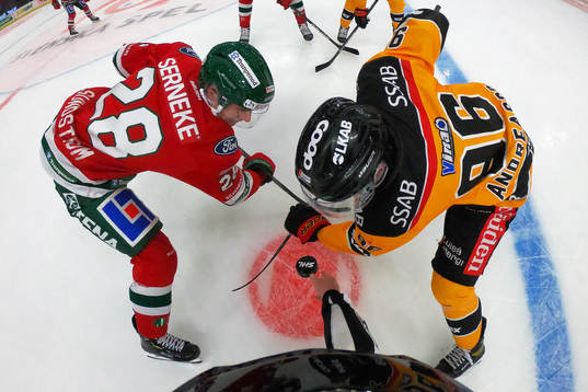 Linjedomare Gustav Jonsson släpper pucken vid tekning