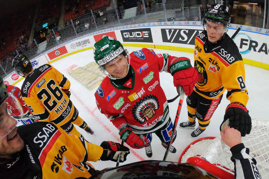 Linjedomare pratar med Frölundas Ryan Lasch och Luleås
