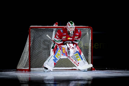 Frölundas målvakt Matthew Tomkins innan ishockeymatchen i