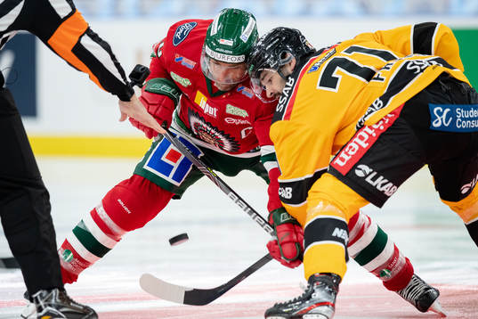 Frölundas Joel Lundqvist tekar mot Luleås Linus Fröberg