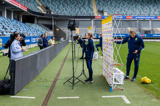 Sveriges Amanda Ilestedt och Nathalie Björn fotograferad i
