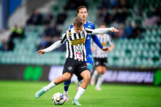 Landskronas Oscar Petersson skjuter ett skott