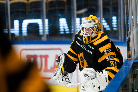 Skellefteås målvakt Strauss Mann före ishockeymatchen i