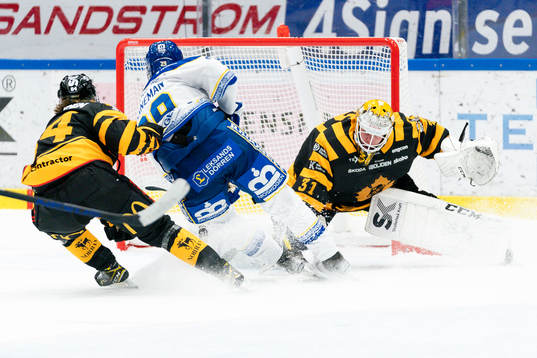 Leksands Emil Heineman och Skellefteås målvakt Strauss