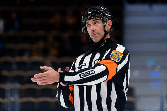 Domare Linus Öhlund gjorde sin 500 SHL match