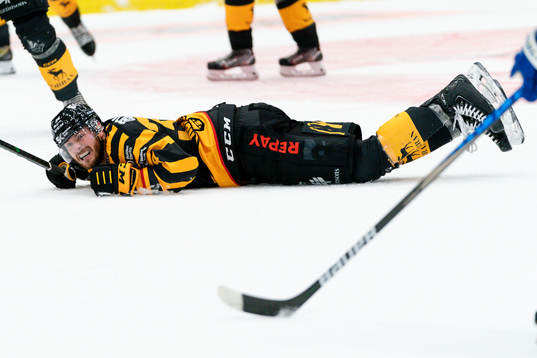 Skellefteås Tom Kühnhackl täcker skott