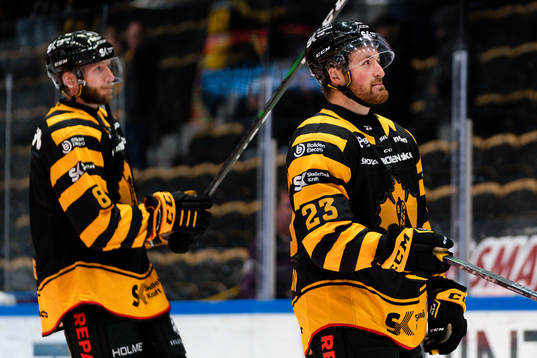 Skellefteås Adam Mascherin och Petter Granberg jublar