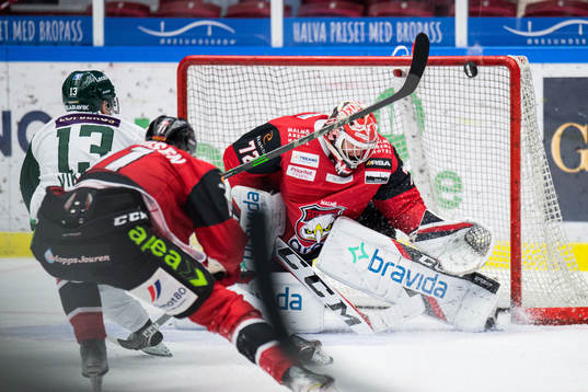 Färjestads Daniel Viksten mot Malmö Redhawks målvakt