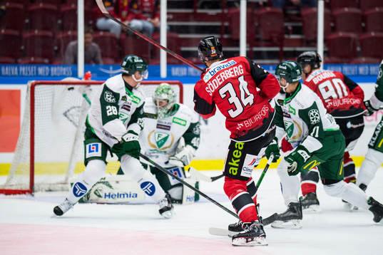 Malmö Redhawks Carl Söderberg skjuter in 1-1 målet
