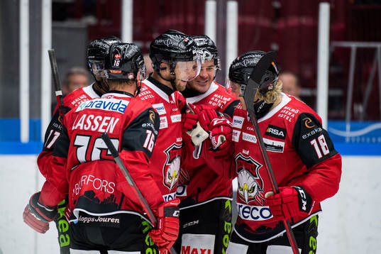 Malmö Redhawks Carl Söderberg jublar med lagkamrater