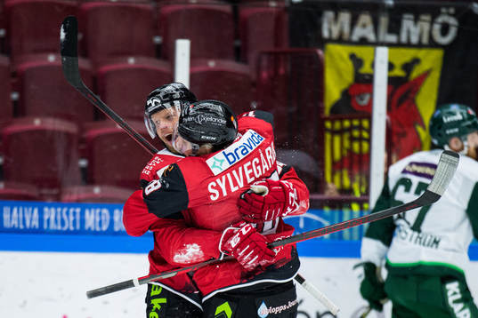 Malmö Redhawks Carl Söderberg jublar med Marcus Sylvegård