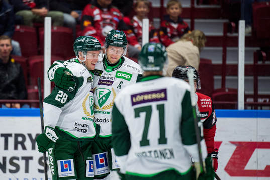 Färjestads Mattias Göransson jublar med lagkamrater