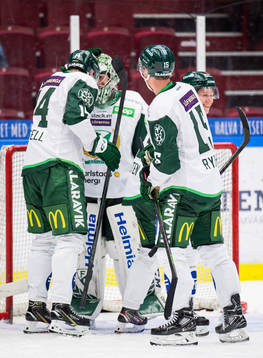 Färjestads spelare jublar med målvakt Henrik Haukeland