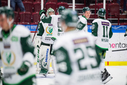 Färjestads Jacob de la Rose jublar med målvakt Henrik