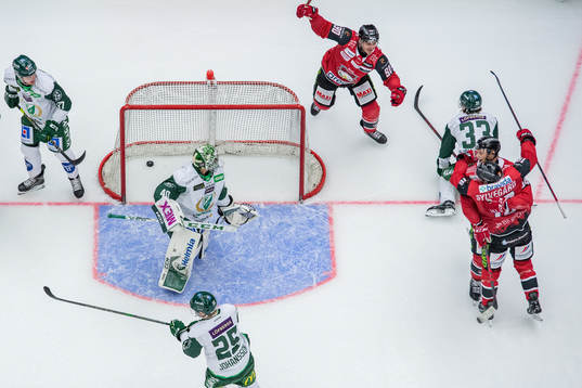 Malmö Redhawks Carl Söderberg jublar med Marcus