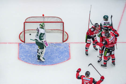 Malmö Redhawks Carl Söderberg jublar med Marcus