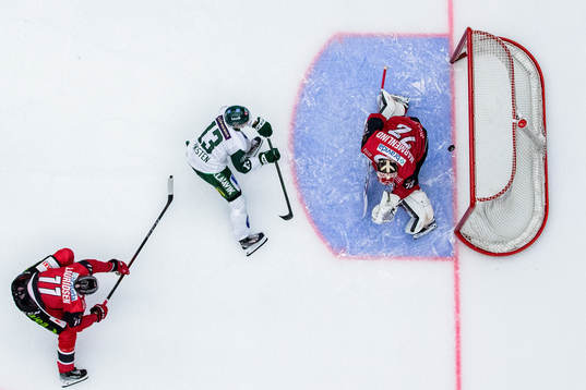Färjestads Daniel Viksten oroar mot Malmö Redhawks