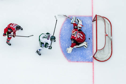 Färjestads Daniel Viksten oroar mot Malmö Redhawks
