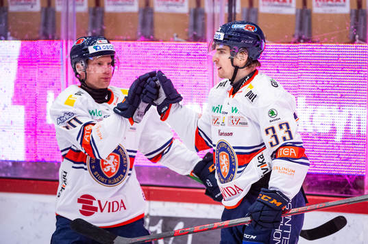 Växjös Richard Gynge och Julius Nättinen jublar