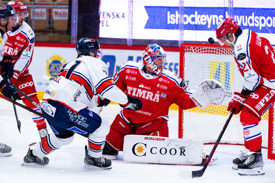 Växjös Olle Lycksell gör 1-0 bakom Timrås målvakt Sami