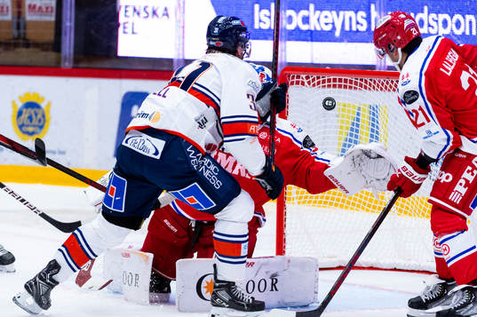 Växjös Olle Lycksell gör 1-0 bakom Timrås målvakt Sami