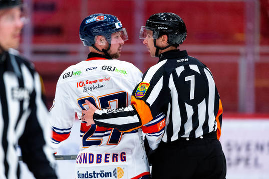 Växjös Martin Lundberg diskuterar med domaren