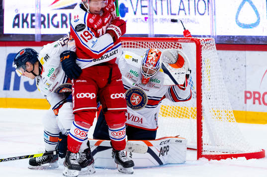 Timrås Erik Andersson framför Växjös målvakt Janis