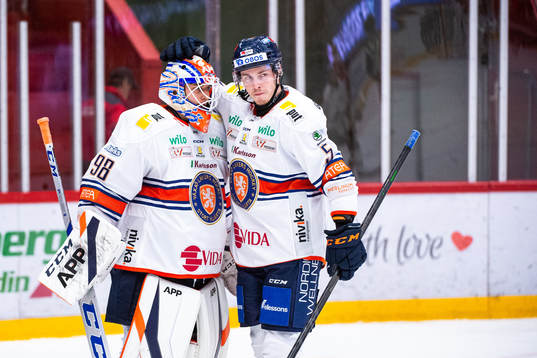 Växjös målvakt Janis Kalnins och Juuso Vainio  jublar