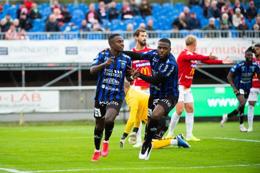 Sirius Nahom Girmai Netabay och Christian Kouakou jublar