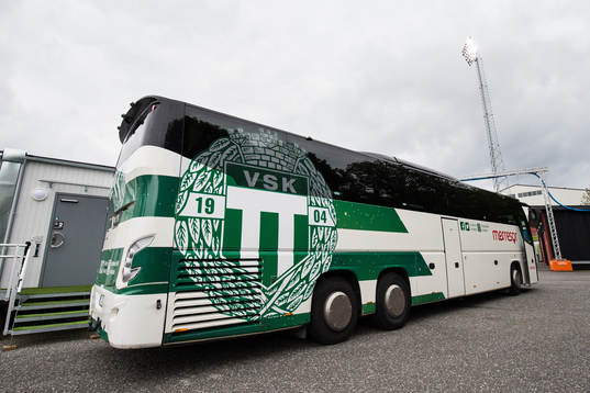 Västerås spelarbuss innan fotbollsmatchen i Superettan