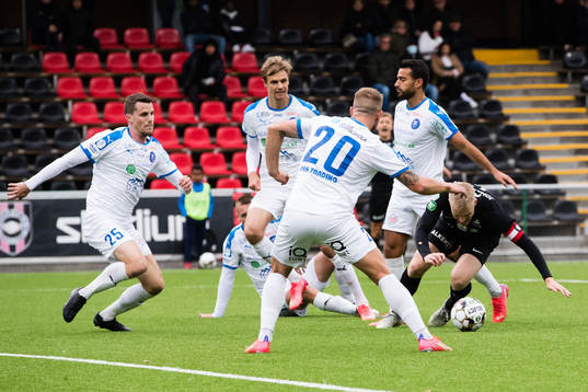 Västerås Simon Johansson går omkull i straffområdet