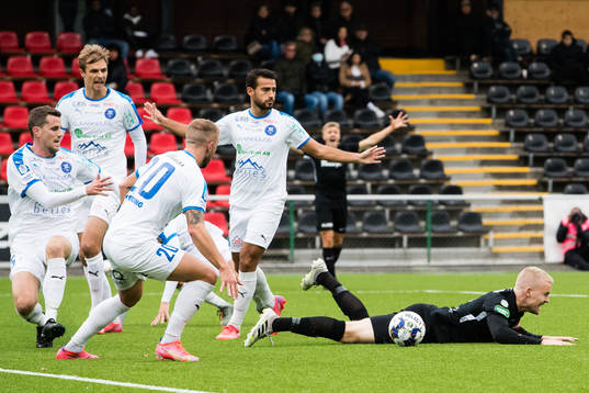 Västerås Simon Johansson går omkull i straffområdet