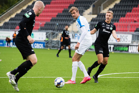 Västerås Simon Gefvert spelar fram Västerås Simon