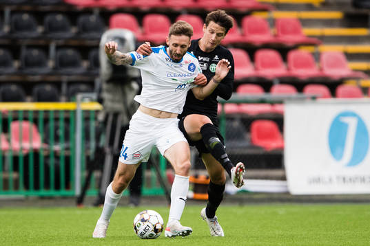 Akropolis Andrew Michael Stadler i kamp om bollen med