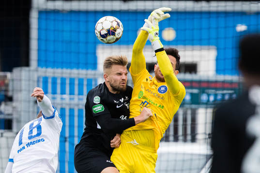 Västerås Erik Björndahl i en nickduell med Akropolis