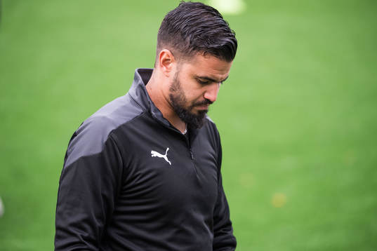 Assyriskas tränare Ghassan Heamed innan fotbollsmatchen i