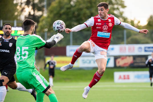 Sandvikens Ahmed Bonnah och Assyriskas målvakt Nahir Saliba