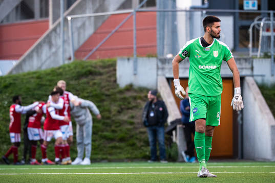 Assyriskas målvakt Nahir Saliba deppar