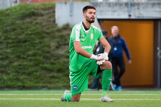 Assyriskas målvakt Nahir Saliba deppar