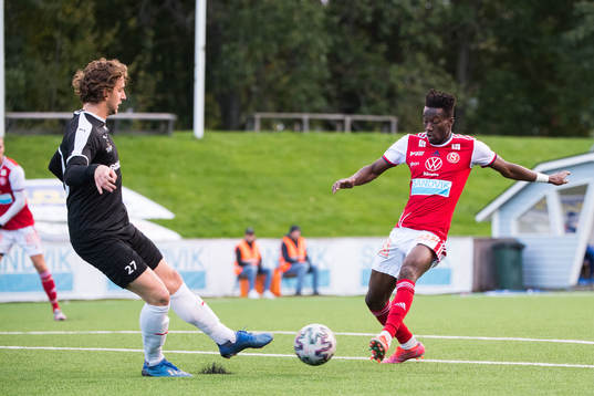 Sandvikens Naeem Mohammed och Assyriskas Alessandro Zavan