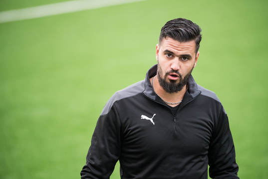 Assyriskas tränare Ghassan Heamed innan fotbollsmatchen i