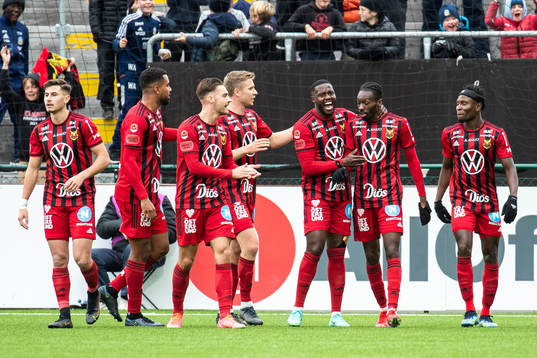 Östersunds Blair Turgott jublar med lagkamrater