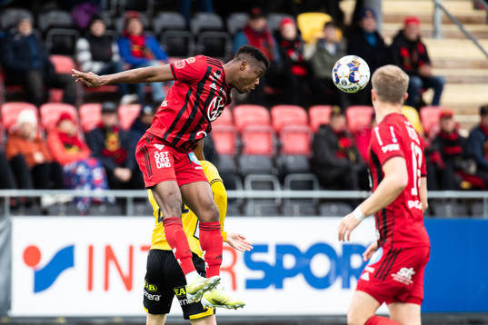 Östersunds Isak Ssewankambo  och Elfsborgs Per Frick