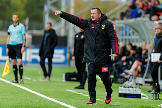 Östersunds tränare Per Joar Hansen reagerar